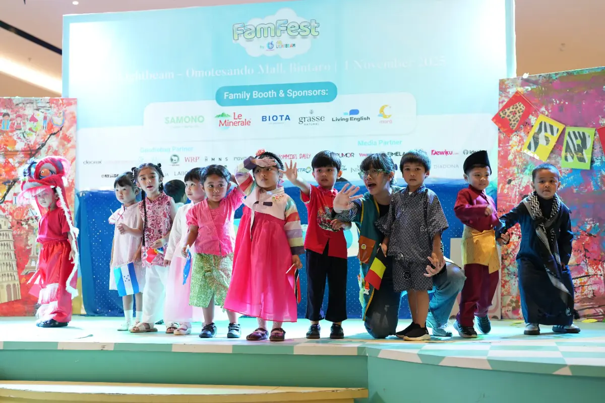 FamFest 2025 sukses digelar di Atrium Omotesando Bintaro, (1/11). Menggabungkan konsep fun dan edukatif, acara ini dimeriahkan oleh banyak brand ternama dan penampilan keren, seperti dari regular kids Lightbeam.