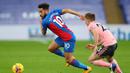 Gelandang Crystal Palace, Andros Townsend (kiri) menguasai bola dibayangi gelandang Sheffield United, Ben Osborn dalam laga lanjutan Liga Inggris 2020/21 pekan ke-17 di Selhurst Park, Sabtu (2/1/2021). Crystal Palace menang 2-0 atas Sheffield United. (AFP/Catherine Ivill/Pool)