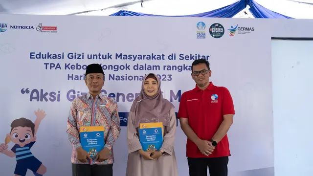 Sustainable Development Director Danone Indonesia, Karyanto Wibowo bersama Wakil Gubernur NTB Dr Hj Sitti Rohmi Djalilah dan Bupati Lombok Barat H Fauzan Khalid usai memberikan edukasi gizi di NTB. (Sumber: Dokumentasi Danone Indonesia)