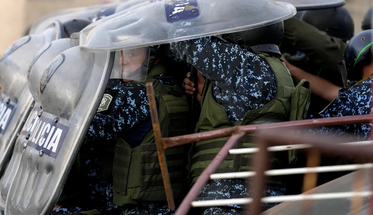 Insiden itu terjadi di Lanus, bagian Selatan Ibu Kota Buenos Aires, tempat warga yang marah berkumpul untuk melakukan protes kejadian itu. (AP Photo/Natacha Pisarenko)
