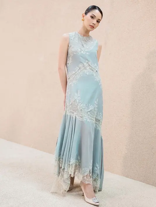 Dress biru keabuan dengan detail lace dan ruffle dipadukan heels Manolo Blahnik nude Rp19jutaan [@alyssadaguise]