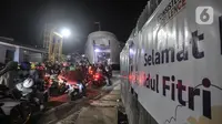 Pemudik sepeda motor saat antre memasuki kapal di Pelabuhan Merak, Cilegon, Banten, Sabtu (30/4/2022) dini hari. Antrean pemudik sepeda motor masih mewarnai arus mudik di Pelabuhan Merak pada H-2 Lebaran atau Puncak Arus Mudik yang terjadi hari ini. (merdeka.com/Iqbal S. Nugroho)