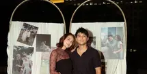 Usai pemotretan, pasangan ini melanjutkan perayaan dengan makan malam romantis yang intimate. Dekorasi penuh lilin dan rangkaian bunga mawar merah menciptakan suasana hangat sekaligus dreamy.