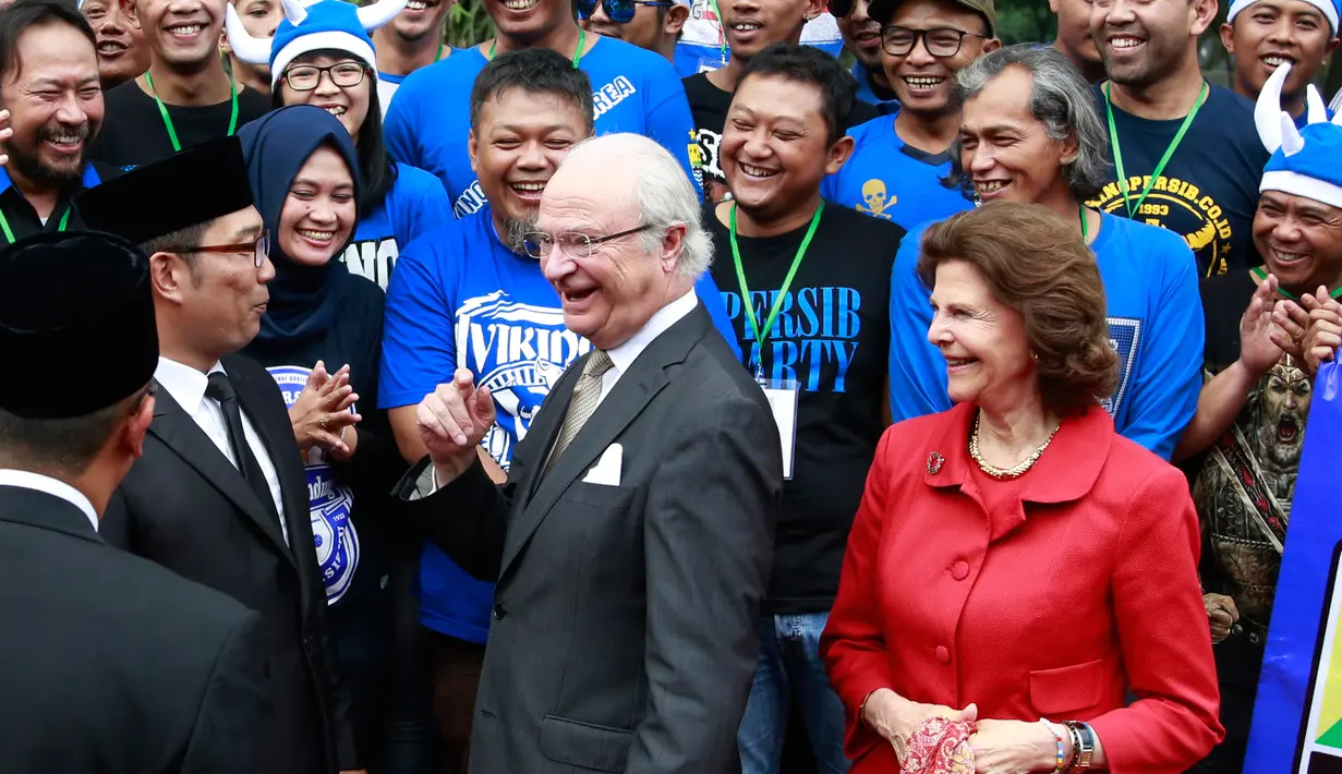 Walikota Bandung Ridwan Kamil memperkenalkan suporter Persib Bandung kepada Raja Carl XVI Gustaf, dan Ratu Silvia dari Swedia berkunjung ke Bandung, Rabu (24/5). (AP Photo / Dita Alangkara)