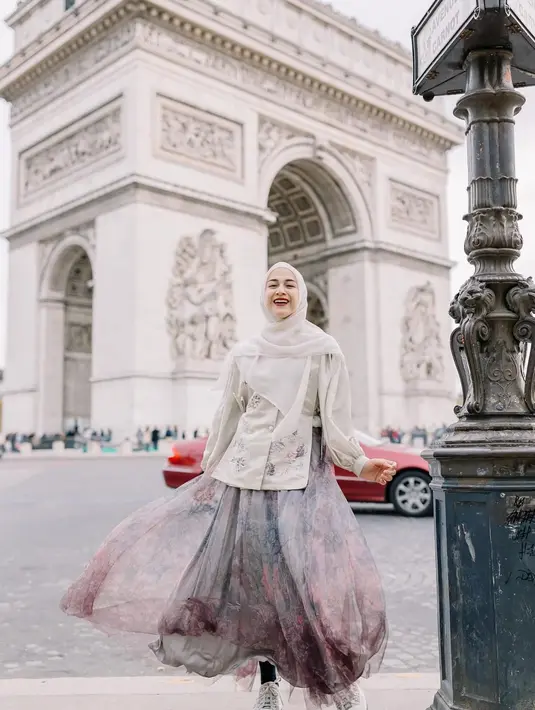 Blus warna pastel juga nggak kalah menarik dipadukan rok gradasi a-line seperti yang dikenakan Nina Zatulini ini. [@ninazatulini22]