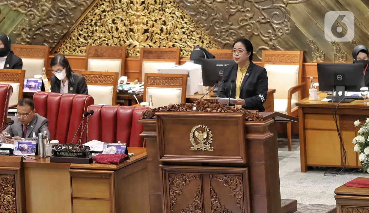 Ketua DPR Puan Maharani mengenakan pita hitam bertuliskan DK di lengan saat memimpin rapat Paripurna DPR Ke-8 Masa Persidangan I Tahun Sidang 2022-2023 di Kompleks Parlemen, Senayan, Jakarta, Selasa (4/10/2022). (Liputan6.com/Angga Yuniar)