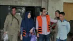 Bupati Empat Lawang Budi Antoni Al Jufri dan istrinya Suzana Budi Antoni usai diperiksa KPK, Jakarrta, Rabu (2/9). Berkas keduanya terkait kasus dugaan suap sengketa Pilkada Empat Lawang di MK sudah rampung alias P21. (Liputan6.com/Andrian M Tunay)