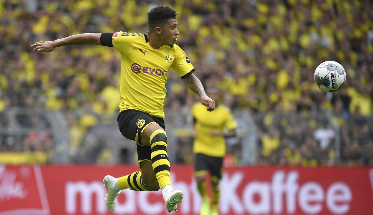 1. Jadon Sancho (Dortmund) - Chelsea menaruh minat terhadap wonderkid Inggris ini, Sancho sedang dalam desas-desus ingin hengkang setelah digantikan saat melawan Barcelona. (AFP/Ina Fassbender)