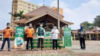 Kegiatan pendistribusian produk disinfektan dan peralatan kebersihan ke 100 ribu masjid di Indonesia melalui “Gerakan Masjid Bersih 2020” oleh PT Unilever Indonesia, Tbk. (dok. Unilever Indonesia)