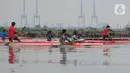 Atlet dayung DKI Jakarta melakukan sesi latihan rutin di Sungai Kanal Banjir Timur (KBT) Muara Marunda Kepu, Jakarta, Jumat (16/6/2023). (merdeka.com/imam buhori)