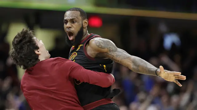 Selebrasi LeBron James usai membantu Cavaliers mengalahkan Pacers di gim kelima play-off NBA (AP)