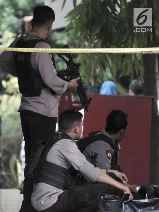 Petugas berjaga dekat garis polisi yang terpasang menuju gedung forensik RS Polri, Kramatjati, Rabu (9/5). Penjagaan super ketat diberlakukan di mana jenazah korban kerusuhan rutan Mako Brimob Kelapa Dua dibawa ke RS Polri. (Merdeka.com/Iqbal S. Nugroho)