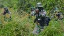 Prajurit TNI menyusuri semak-semak saat latihan perang gerilya di Hutan Mata Ie, Banda Aceh, Aceh, Rabu (2/1). Latihan ini untuk meningkatkan kemampuan prajurit TNI dalam menjaga keutuhan NKRI dari ancaman dalam dan luar negeri. (CHAIDEER MAHYUDDIN/AFP)