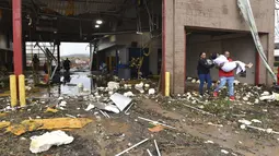 Sistem badai monster merobek Selatan dan Barat Tengah pada hari Jumat, menghasilkan tornado mematikan yang menghancurkan rumah dan pusat perbelanjaan di Arkansas dan meruntuhkan atap teater selama konser heavy metal di Illinois. (Staci Vandagriff/Arkansas Democrat-Gazette via AP)