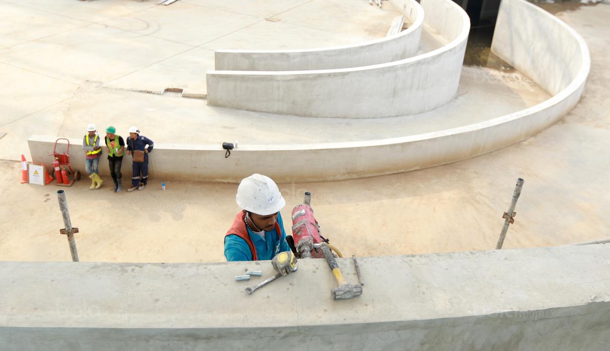 Pekerja sedang memasang beton tembok Velodrome di Rawamangun, Jakarta Timur, (3/11/2017). Velodrome akan di gunakan untuk Asian Games 2018. (Bola.com/Nick Hanoatubun)