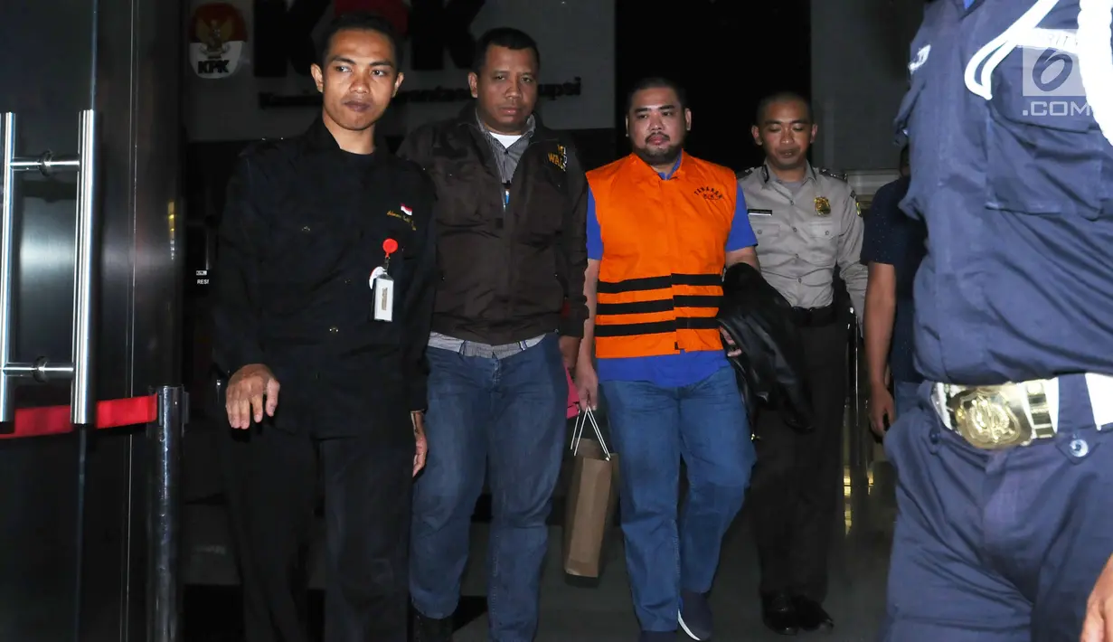 Filipus Djap (pengusaha) keluar dari gedung KPK usai menjalani pemeriksaan Jakarta, Minggu (17/9). Filipus diduga menyuap Wali Kota Batu Malang, Eddy Rumpoko terkait proyek pengadaan barang dan jasa. (Liputan6.com/Helmi Fithriansyah)