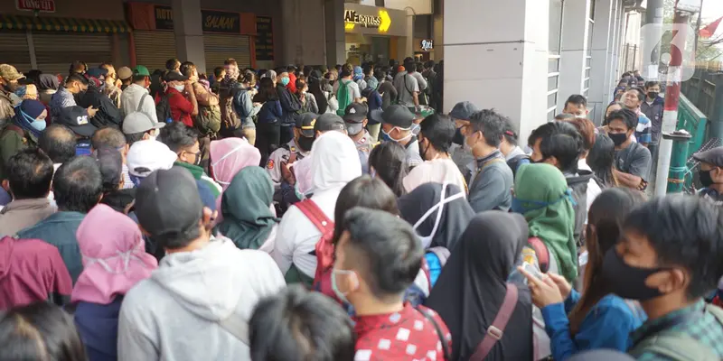 FOTO: Antrean Penumpang Mengular di Stasiun Citayam