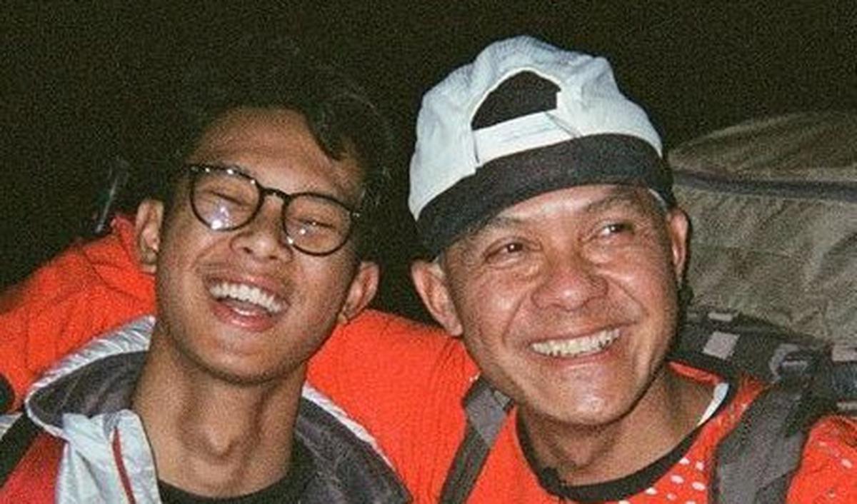 Seketika Ganjar tampak kaget dan meminta waktu untuk menelpon putranya lewat video call.&nbsp;
