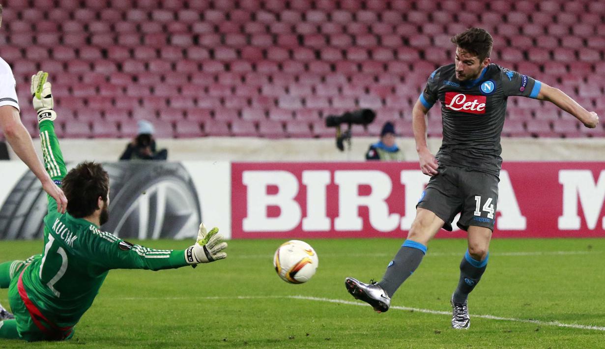 Pemain Napoli, Dries Mertens (kanan) mengecoh kiper Legia Warsaw, Dusan Kuciak saat laga lanjutan  UEFA Europa League di Stadion San Paolo, Naples, Jumat (11/12/2015) dini hari WIB. (AFP Photo/Carlo Hermann)