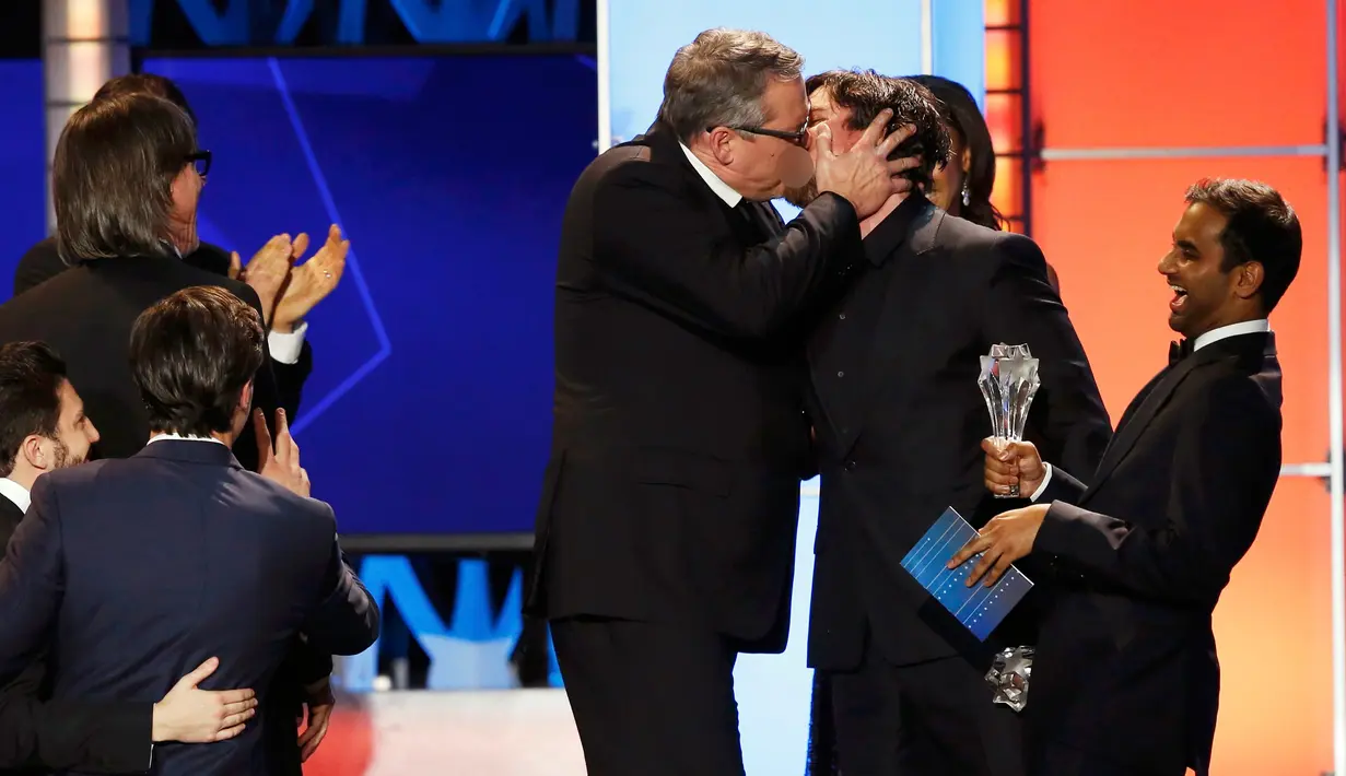 Christian Bale (kedua kanan) saat berciuman dengan Adam McKay diatas panggung Choice Critics ke-21 di Santa Monica , California, (17/1). Kejadian ini saat Adam McKay memenangkan komedi terbaik "The Big Short". (REUTERS / Mario Anzuoni)