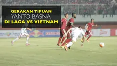 Video gerakan tipuan bek Timnas Indonesia, Yanto Basna, yang membuat pemain Vietnam, Sam Ngoc Duc, terjatuh.