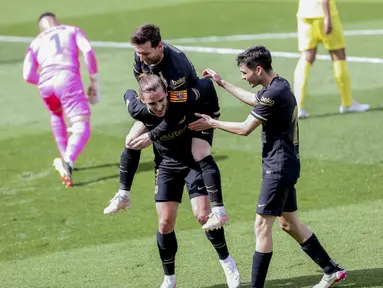 Penyerang Barcelona, Antoine Griezmann melakukan selebrasi setelah mencetak gol ke gawang Villarreal pada pertandingan La Liga Spanyol di stadion Ceramica di Villarreal, Spanyol (25/4/2021). Griezmann mencetak dua gol dan mengantar Baracelona menang tipis 2-1 atas Villarreal. (AP Photo/Alberto Saiz)