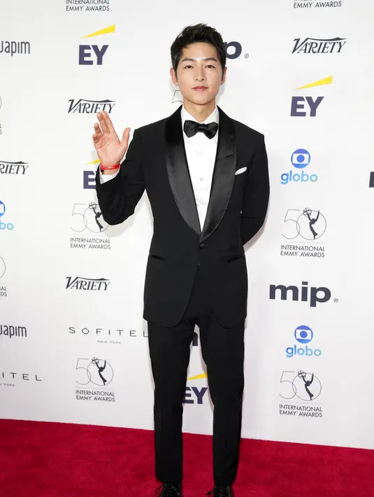 Song Joong Ki dalam International Emmy Awards di New York Hilton Midtown, Senin (21/11/2022). (Foto: Charles Sykes/Invision/AP)