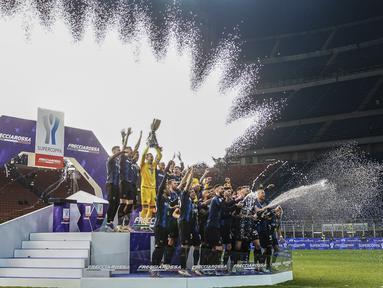 Para pemain Inter Milan merayakan dengan trofi setelah menang atas Juventus pada pertandingan final Piala Super Italia di Stadion San Siro di Milan, Italia, Kamis (13/1/2022). Inter Milan menang tipis atas Juventus 2-1 lewat perpanjangan waktu. (Spada/LaPresse via AP)