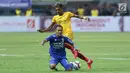 Penyerang Persib, Airlangga terjatuh saat berebut bola dengan pemain Sriwijaya FC, Alfin Tuasalamony pada laga pembuka Piala Presiden 2018 di Stadion GBLA, Bandung, Selasa (16/1). Persib unggul 1-0. (Liputan6.com/Helmi Fithriansyah)