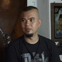 Ketiga anak lelaki Ahmad Dhani sering memperlihatkan keinginan agar orangtua mereka kembali bersama. Dipertanyakan apakah Dhani ingin rujuk dengan Maia Estianty, seperti ini jawabannya.