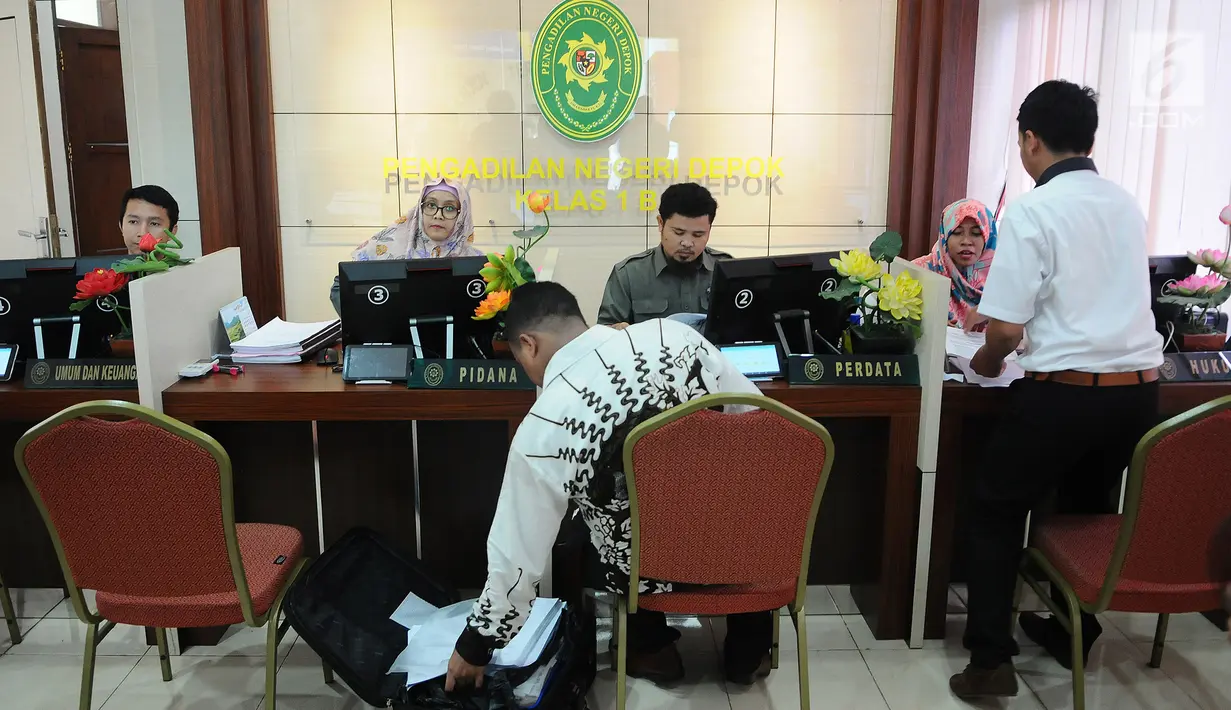 Kuasa hukum jemaah korban First Travel mendaftarkan gugatan di Pengadilan Negeri Depok, Jawa Barat, Senin (4/3). Para korban menuntut First Travel memberikan ganti rugi. (Liputan6.com/Herman Zakharia)