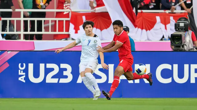 Pemain Timnas Indonesia U-23, Fajar Fathurrahman membayangi pergerakan pemain Uzbekistan U-23, Hojimat Erkinov pada laga semifinal Piala Asia U-23 2024 di Abdullah bin Khalifa Stadium, Doha, Qatar, Senin (29/4/2024). (AFC)