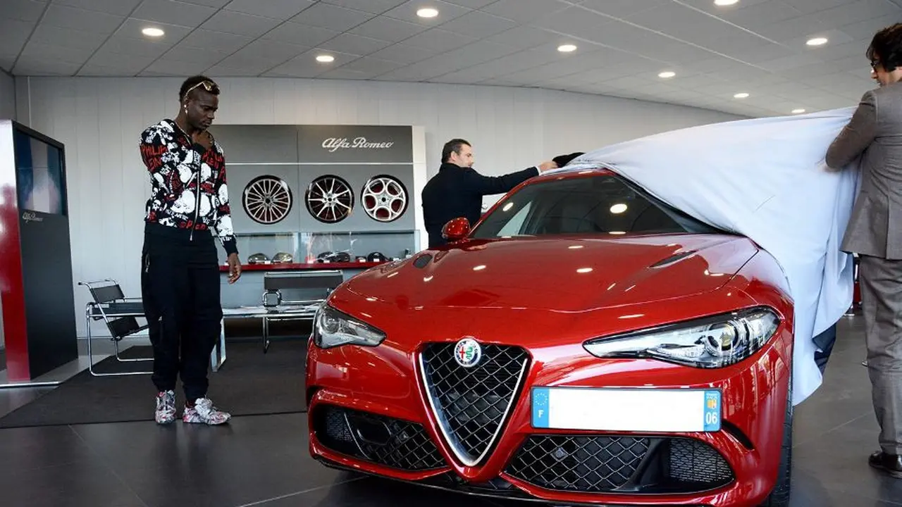 Mario Balotelli Beli Mobil Baru