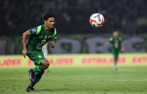 Aksi Pemain Persebaya Surabaya, Catur Pamungkas saat bertanding melawan PSIM Yogyakarta&nbsp;pada BRI Super League 2025/2026 di Stadion Gelora Bung Tomo, Surabaya,&nbsp;Jumat (8/8/2025). (Bola.com/Abdul Aziz)&nbsp;