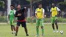 Pelatih Bhayangkara FC, Alfredo Vera, memberikan arahan kepada pemainnya saat latihan di Lapangan ABC Senayan, Jakarta, Rabu (13/2). Latihan ini merupakan persiapan Piala Indonesia dan Piala Presiden. (Bola.com/Yoppy Renato)