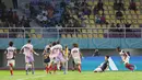 Selebrasi para pemain Timnas Prancis U-17 setelah Ismael Bouneb (kedua kanan) mencetak gol ke gawang Timnas Uzbekistan U-17 pada laga perempat final Piala Dunia U-17 2023 di Stadion Manahan, Solo, Sabtu (25/11/2023). (Doc. LOC WCU17/NFL)