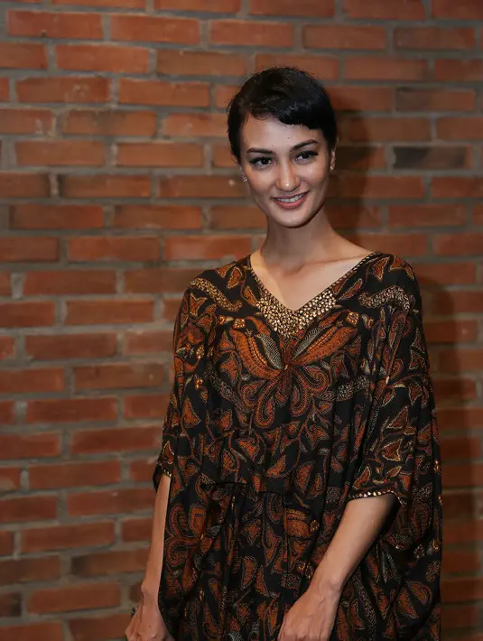 Sesuai dengan tradisi keluarganya, setelah menjalani salat ID bareng keluarga, lantas ia menjalani prosesi sungkeman, saling memaafkan antar keluarga. (Nurwahyunan/Bintang.com)