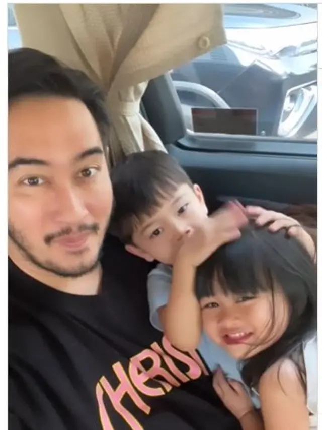 Aksi Jeje Govinda Suami Syahnaz Sadiqah Momong si Kembar, Gambaran Bapak Sayang Anak