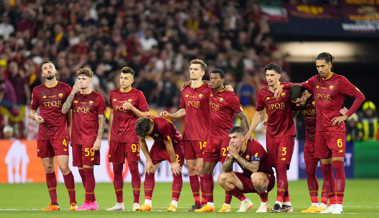 <p>AS Roma nyaris kembali memimpin di menit akhir waktu normal bila saja tendangan voli Andrea Belotti tidak ditepis oleh Bounou menggunakan ujung jarinya. Sedangkan peluang Sevilla melalui Suso juga masih bisa digagalkan oleh Patricio. Karena skor sama kuat 1-1, pertandingan pun berlanjut ke extra time. (AP Photo/Petr David Josek)</p>