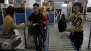 Anggota pramuka membantu petugas di pintu masuk penumpang di Pelabuhan Merak, Cilegon, Banten, Senin (13/7/2015). Selain polisi, sejumlah relawan dari anggota Pramuka juga ikut membantu kelancaran arus mudik 2015. (Liputan6.com/Johan Tallo)