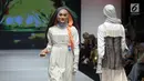 Model mengenakan busana rancangan Rosie Rahmadi saat Muslim Fashion Festival (MUFFEST) 2019 di JCC, Senayan, Jakarta, Jumat (3/5/2019). IFI (INTERNATIONAL) X KOREA K-STREET BY GLINGREEM menampilkan rancangan Rosie Rahmadi Sebanyak 11 koleksi busana hijab dengan tema Neha. (Liputan6.com/Herman Zakhar