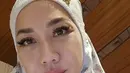 Bunga Citra Lestari pamer wajah cantiknya saat Sholat Ied. Ia tampil ready to go dengan eyelash extension dan lipstik nude yang natural [@itsmebcl]