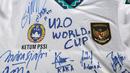 <p>Jersey bertandatangan pemain Timnas Indonesia U-20 untuk Ketua Umum PSSI, Mochamad Iriawan saat latihan terbuka untuk Piala Asia U-20 2023 di Lapangan C, Kompleks Stadion Utama Gelora Bung Karno (SUGBK), Jakarta, Rabu (08/02/2023). Ajang ini akan berlangsung pada 1 Maret 2023 mendatang. (Bola.com/Bagaskara Lazuardi)</p>