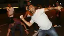 Warga Turki melakukan aksi protes ke Kedubes Israel di Ankara, Turki, Jumat (18/7/2014) (AFP PHOTO/ADEM ALTAN)