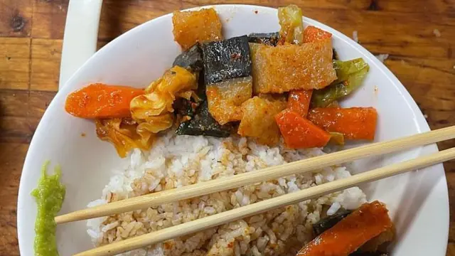 Muktuk sebagai hidangan tradisional yang terbuat dari kulit paus beku dan lemak