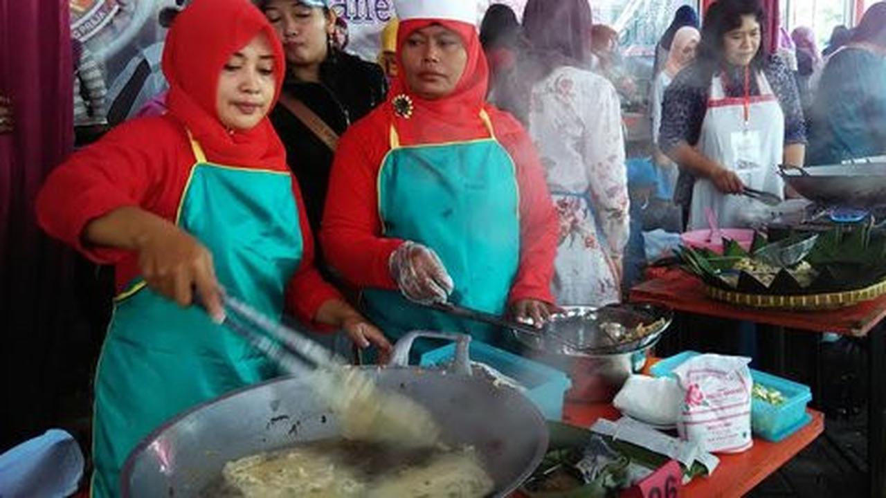 Ribuan warga Purwokerto ramaikan festival mendoan