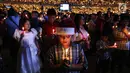 Anak-anak memegang lilin pada perayaan Natal Tiberias Indonesia yang ke-17 di Stadion GBK, Senayan, Jakarta, Sabtu (8/12). Puluhan ribu jemaat dari 14 provinsi menghadiri perayaan natal. (Liputan6.com/Johan Tallo)