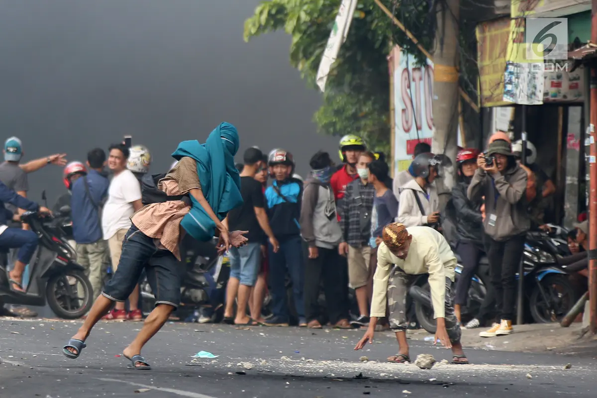 Massa Perusuh di Slipi Lempari Polisi dengan Batu