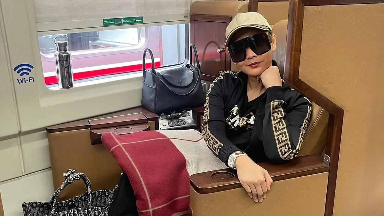 Inul Daratista naik kereta api ditemani selimut Hermes. (Foto: Dok. Instagram @inul.d)