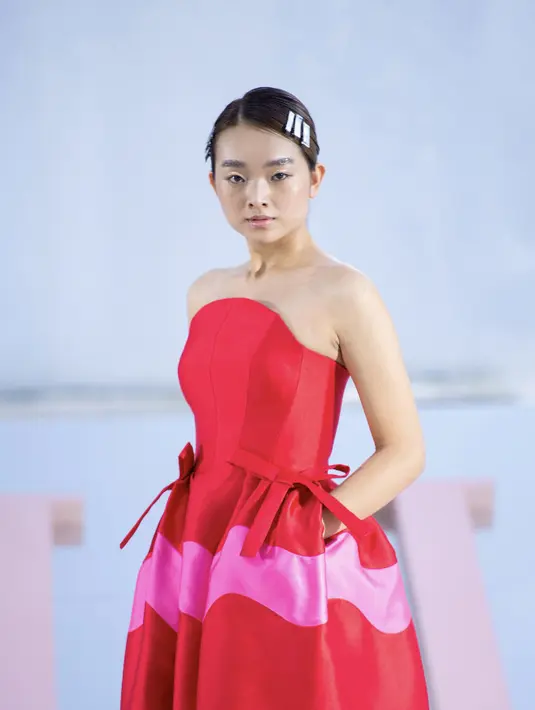 Vibrasi warna dalam festival dipresentasikan dalam palet warna koleksi yang diwujudkan dalan nuansa warna cerah pada karya tersebut.  [Foto: Peggy Hartanto.dok]